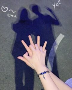 Couple hand gesture dp