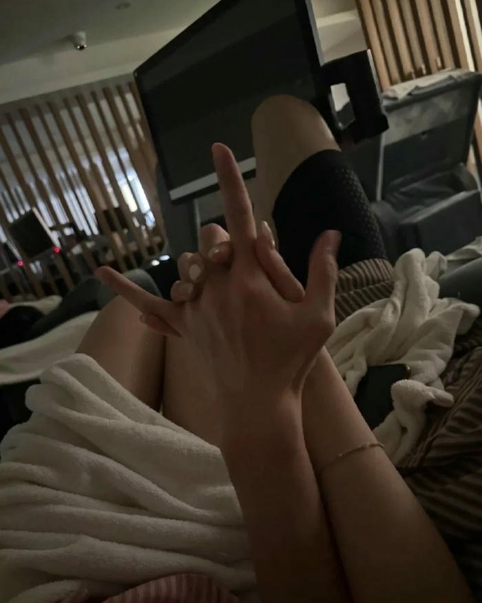 Couple hand in hand love dp