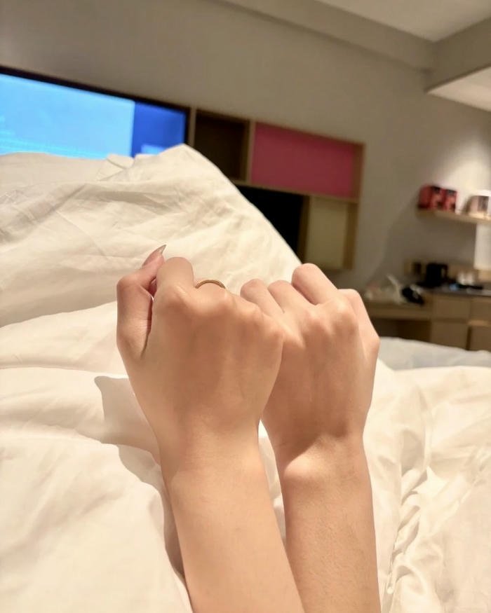 Couple hand in sunlight dp