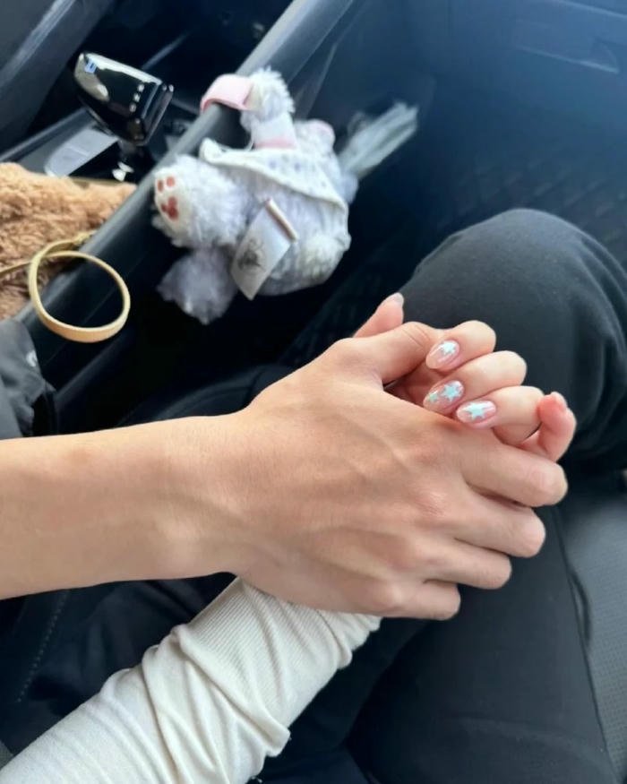 Couple holding hands aesthetic dp