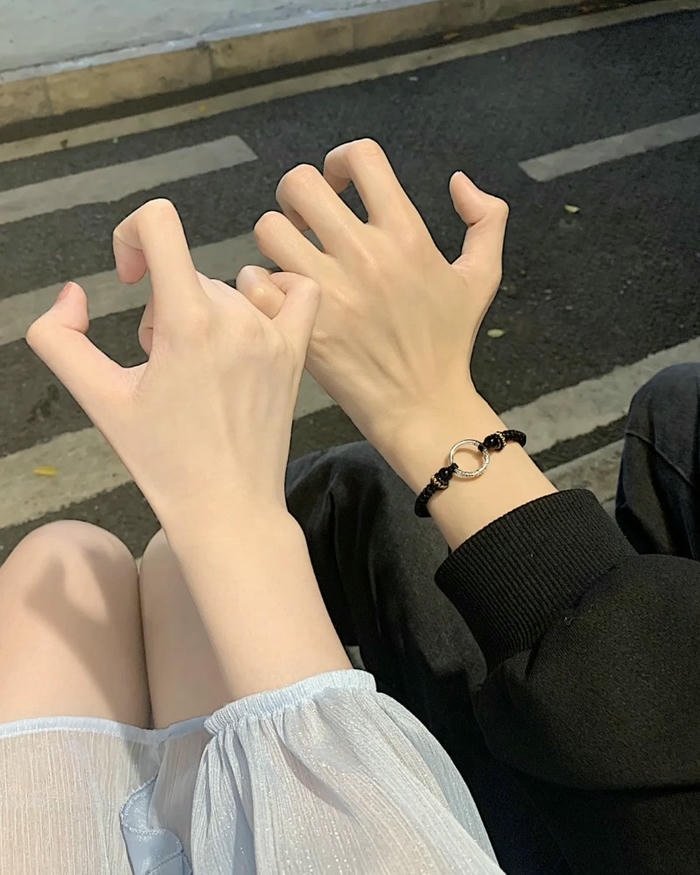 Hand-in-hand couple dp