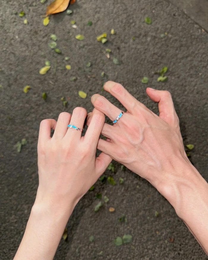 Relationship hands dp