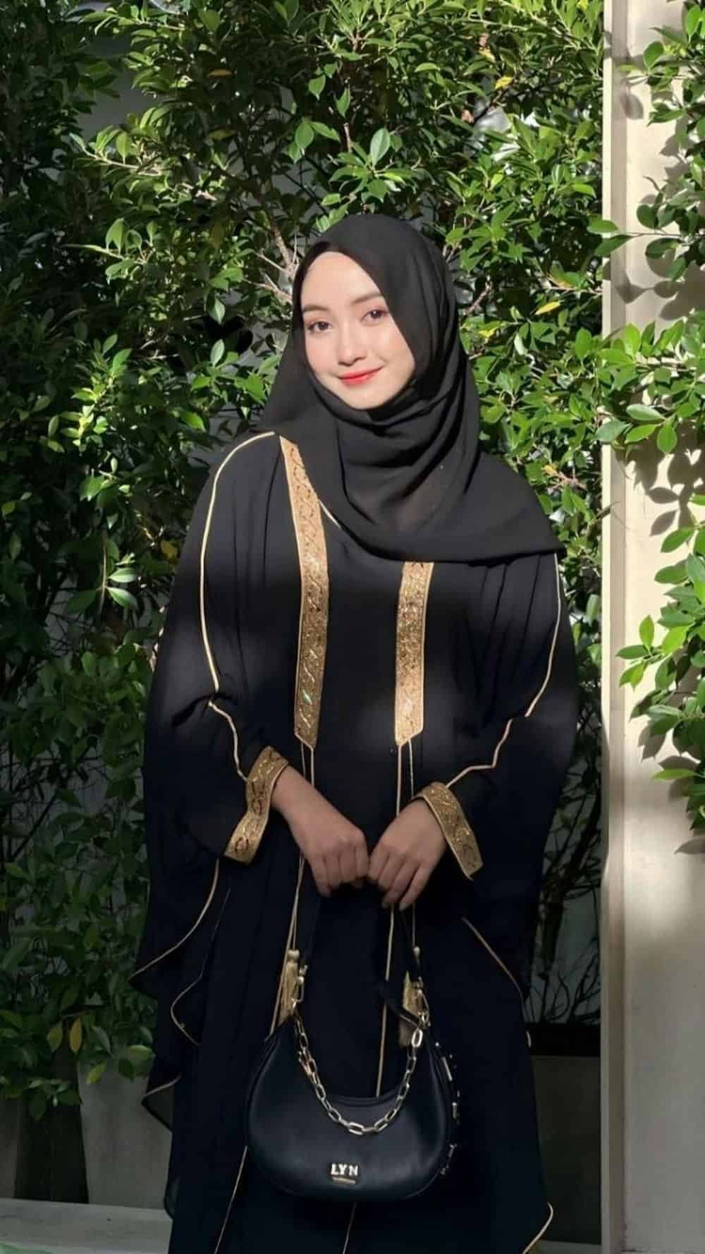 black abaya girl dp