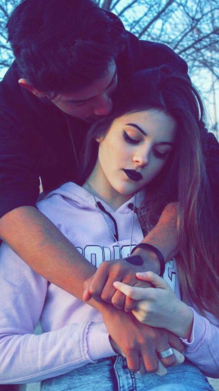 couple hug dp 2025