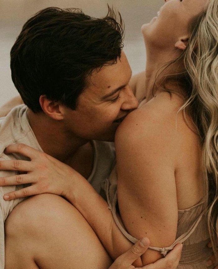 couple hug dp profile