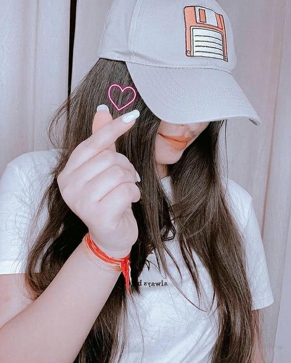 girl in cap casual look dp