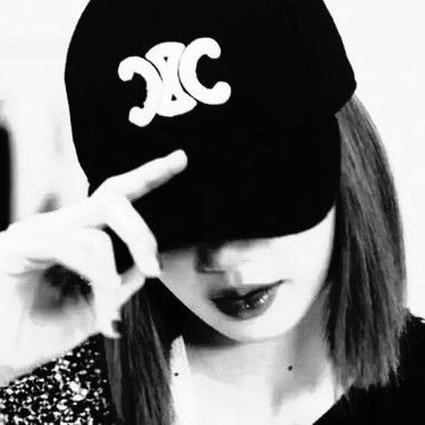 girl in sporty cap dp