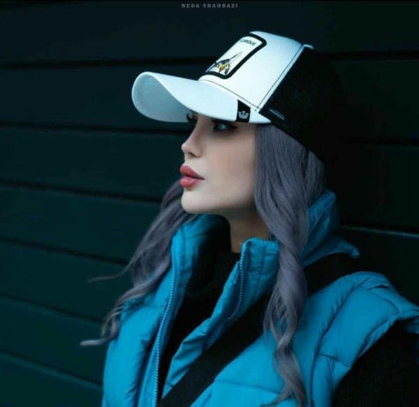 girl wearing baseball cap dp