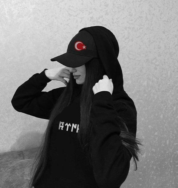 girl with cap and bag dp