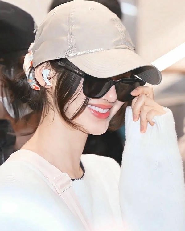 girl with cap and glasses dp