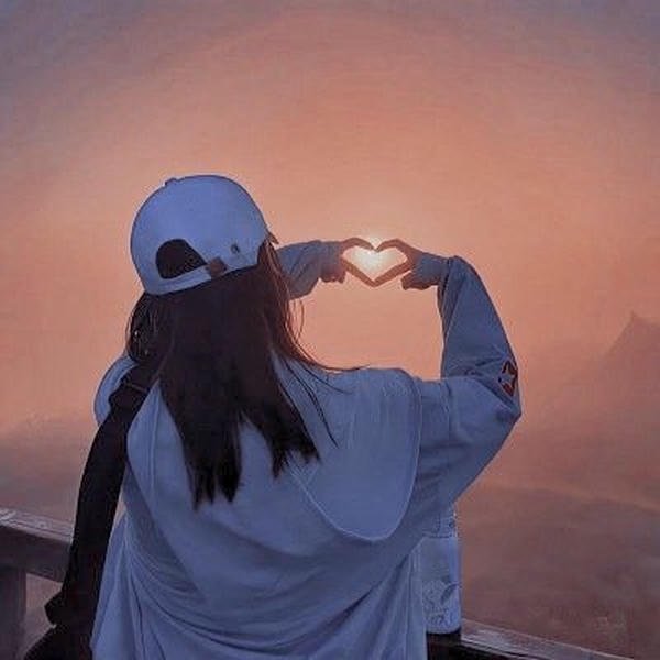 girl with cap and no makeup dp
