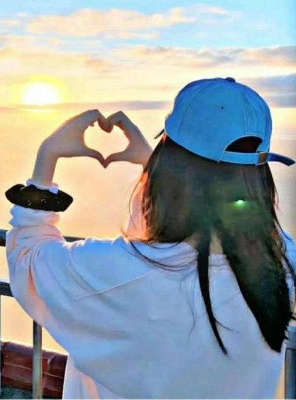 girl with cap and red lipstick dp