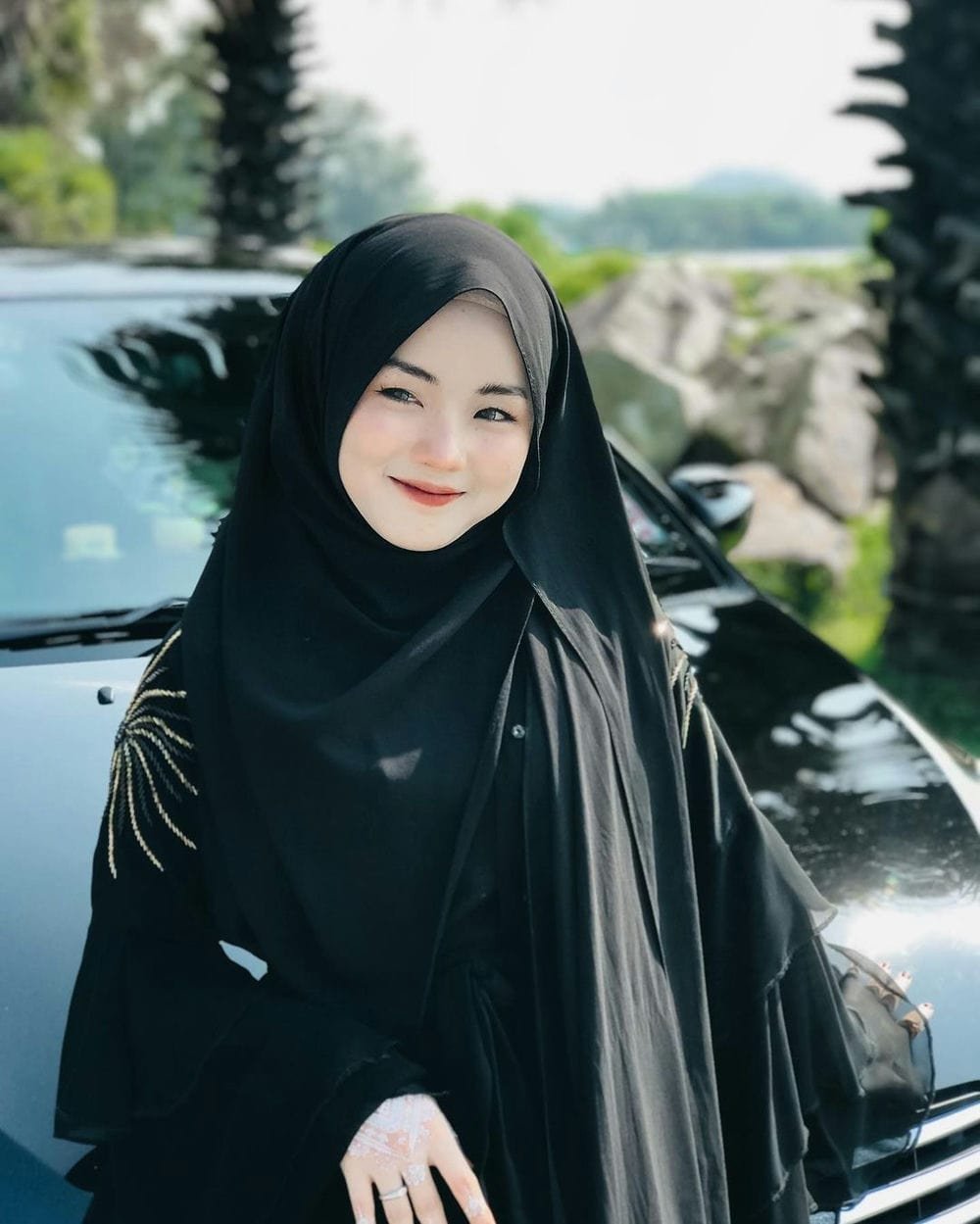 modest abaya girl dp