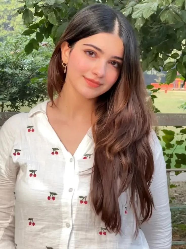 smiling beautiful girls dp