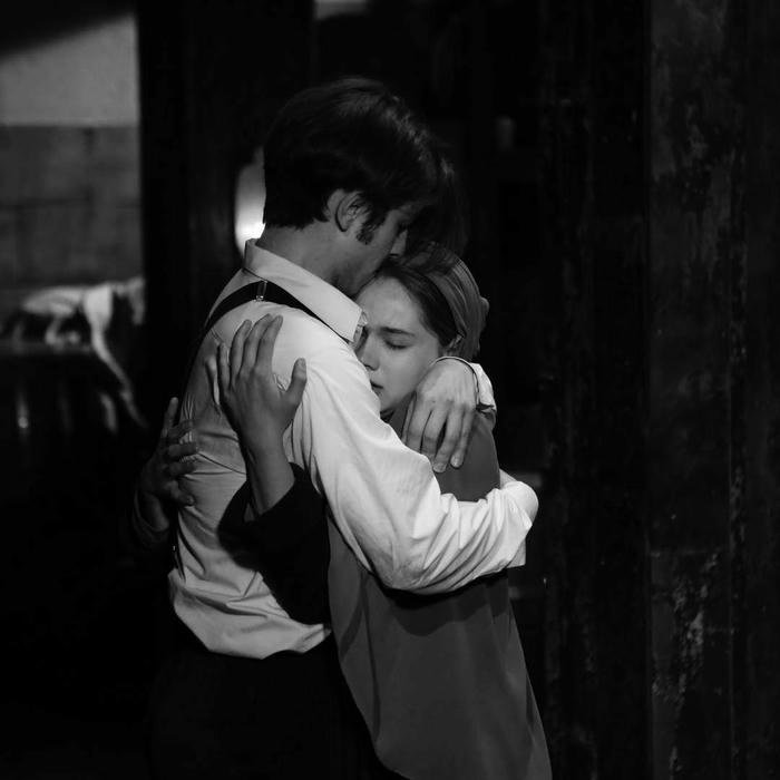 couple hug dp 13