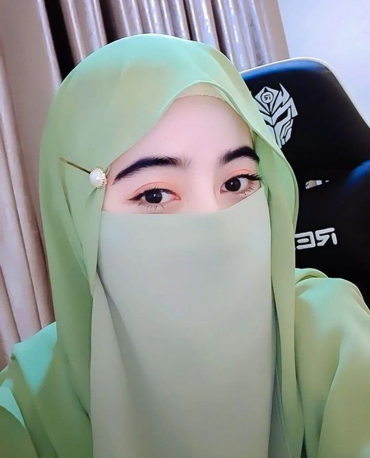 closeup girl eyes dp