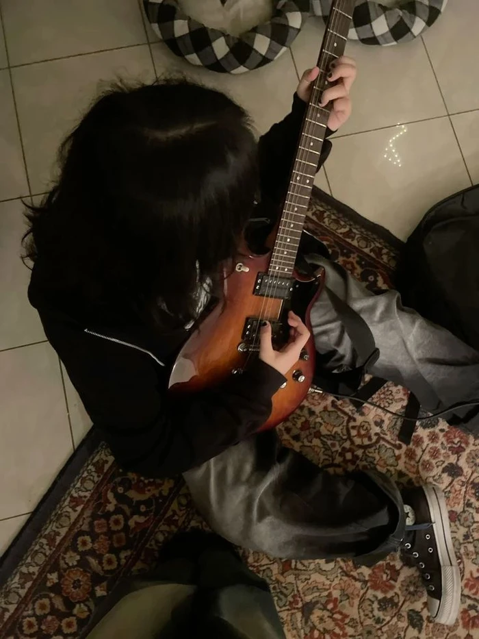 guitar girl dp 10