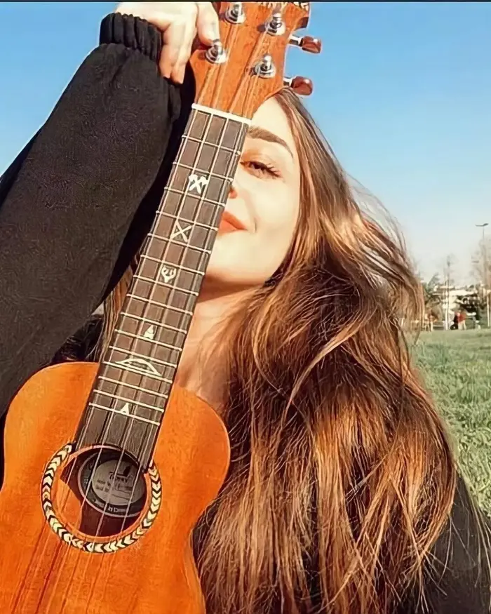 guitar girl dp 20