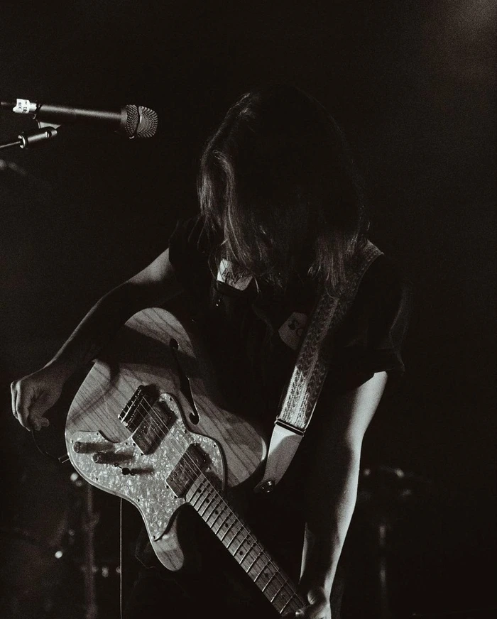 guitar girl dp 28