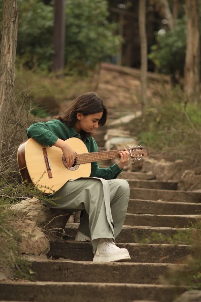 guitar girl dp 30