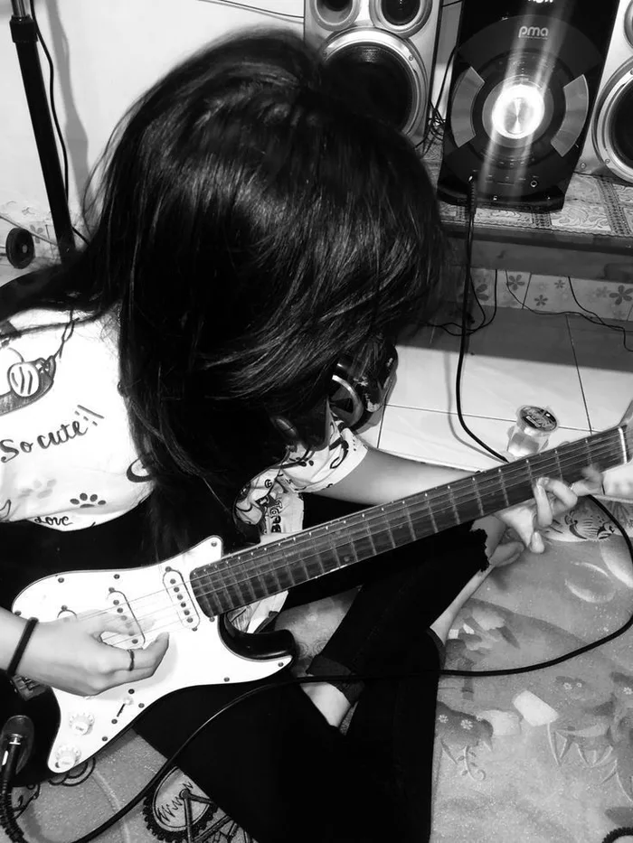 guitar girl dp 34