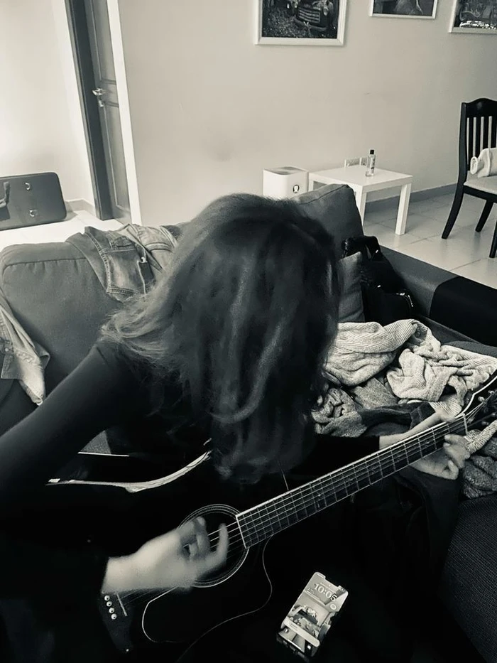 guitar girl dp 8