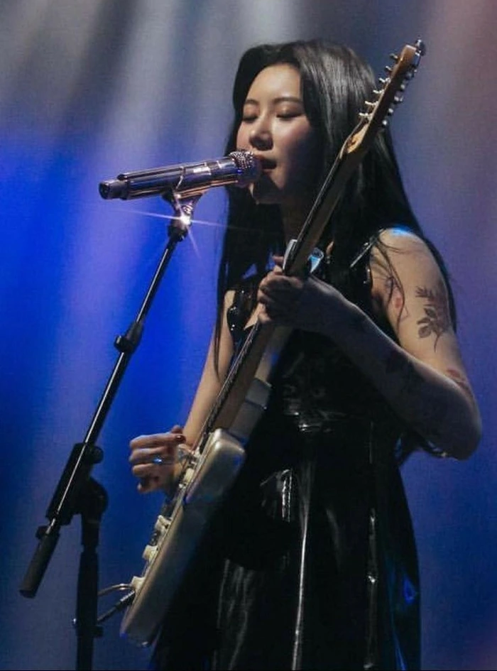 guitar girl dp 9