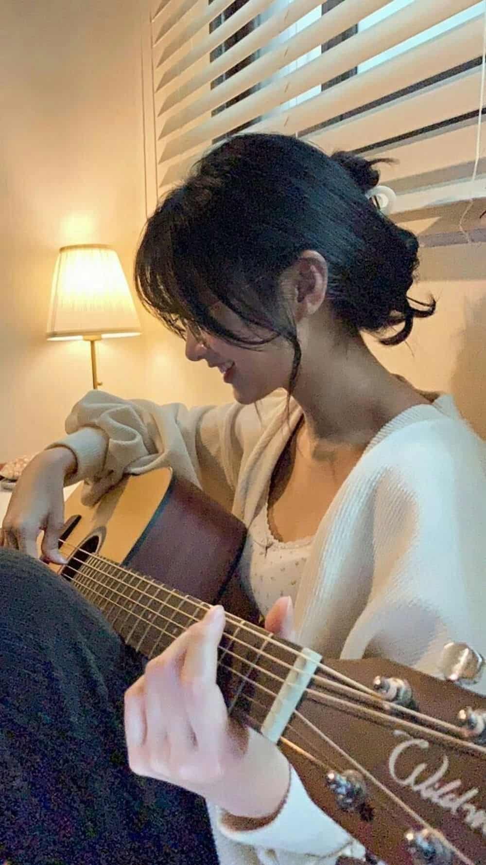 music lover guitar girl dp