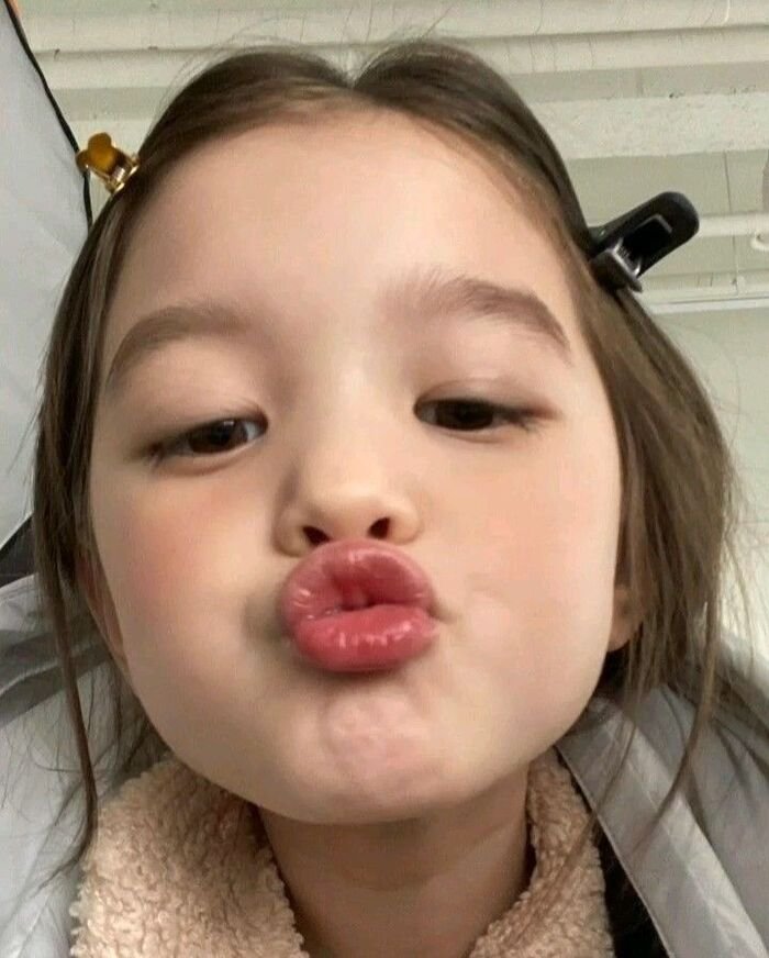 baby kiss image aethetic hd