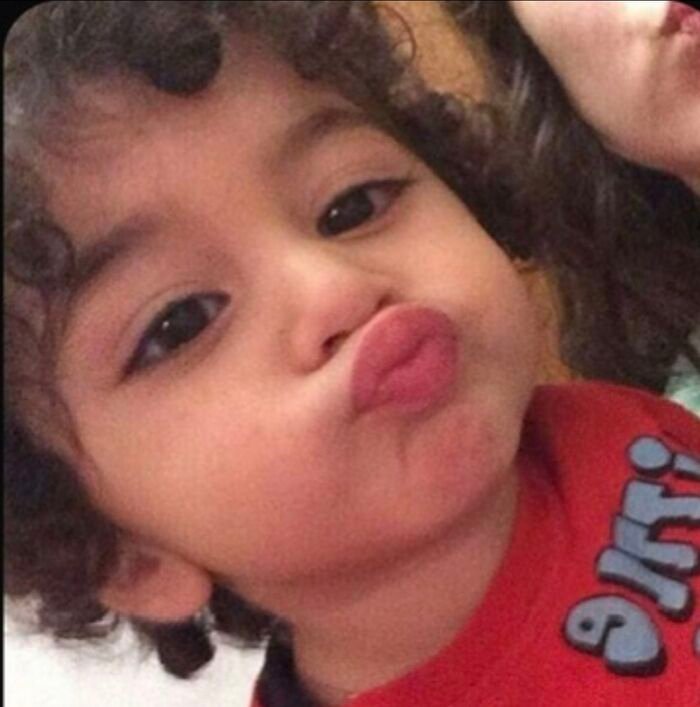 baby kiss image hd ins