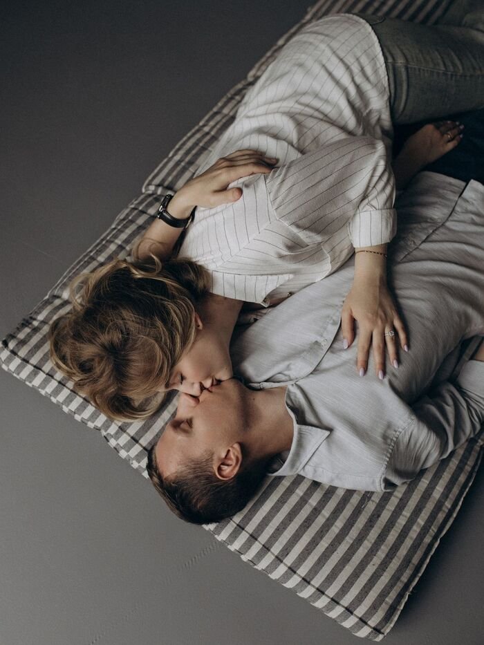 boobs kiss image ins