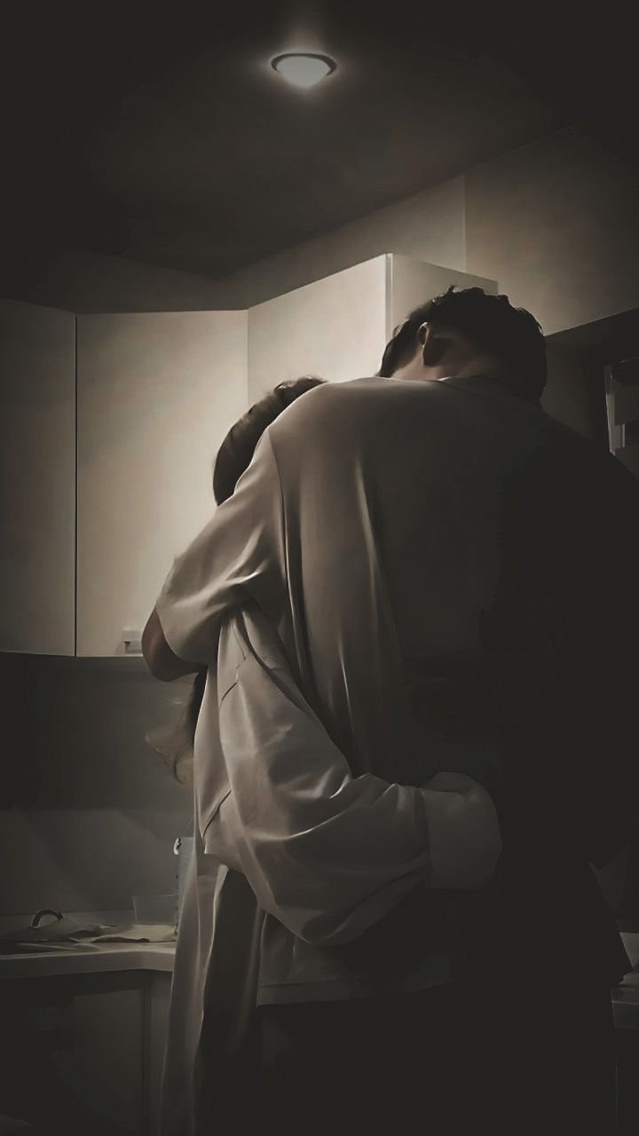 chest kiss image ins photo