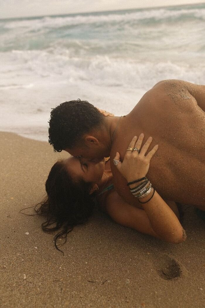 couple kiss images full hd