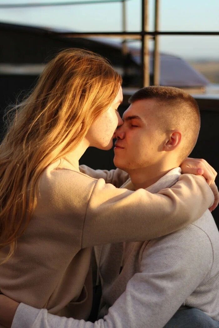 couple kiss images full size