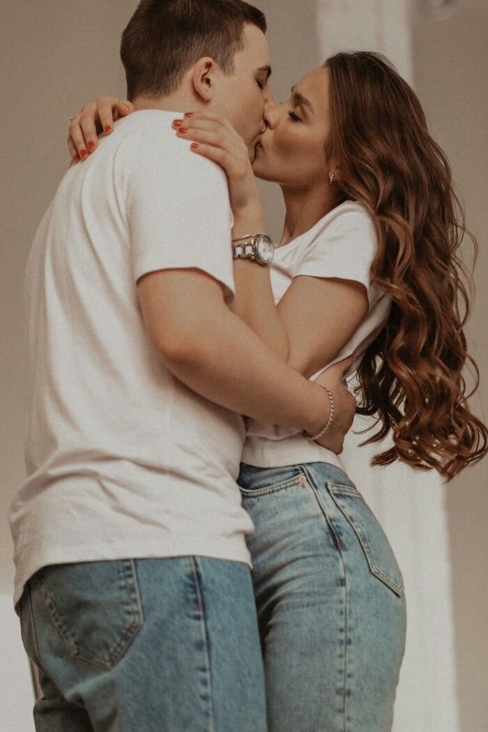 couple kiss images ig