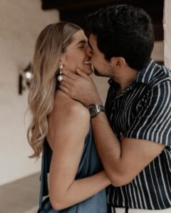 couple kiss images ins