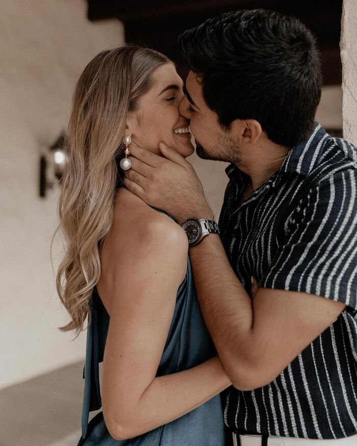 couple kiss images ins