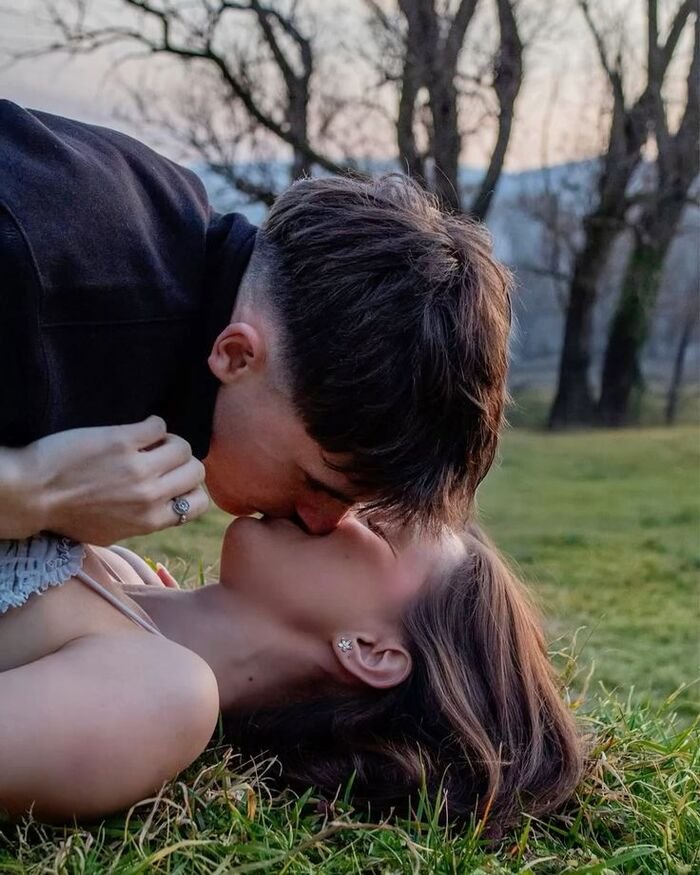 couple kiss images photo