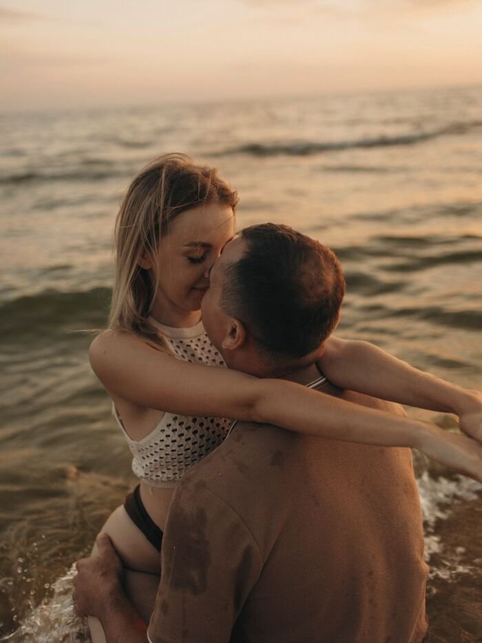 hd couple kiss images aethetic