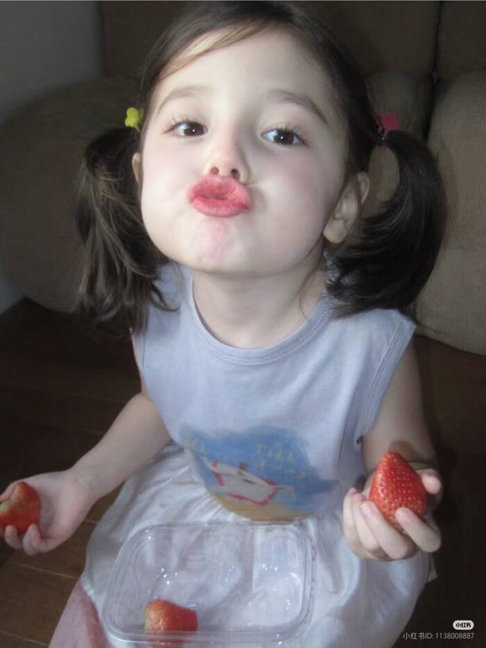 ins baby kiss image full size aethetics