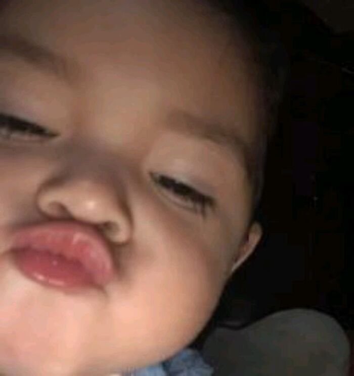 ins baby kiss image hd aethetics